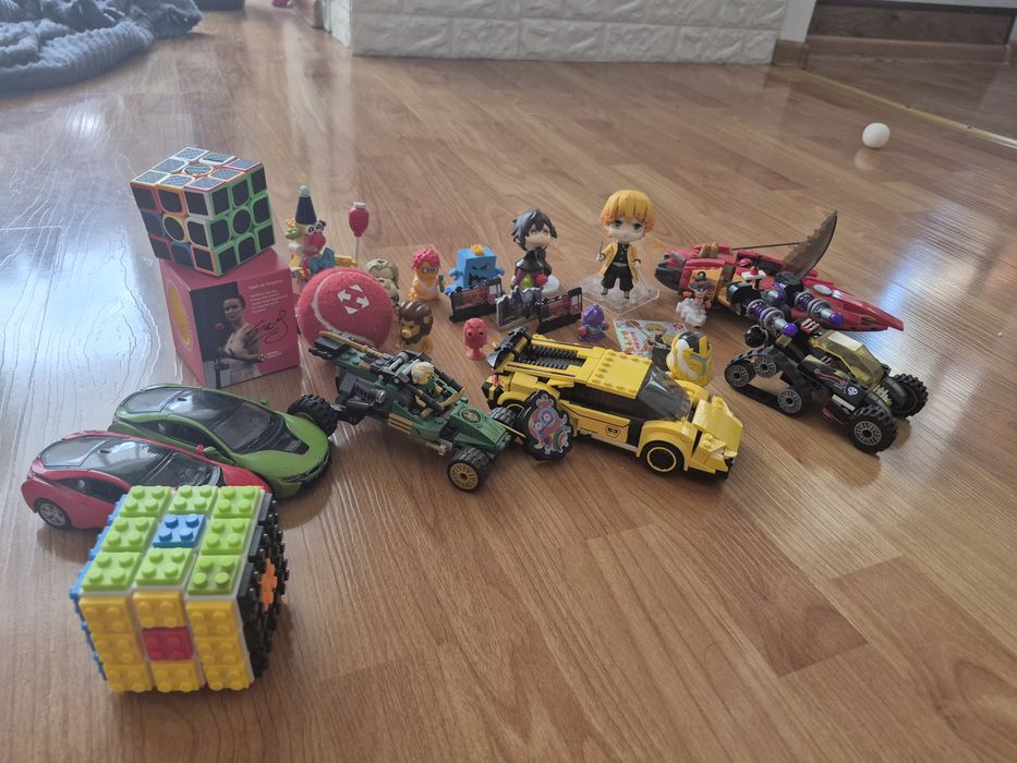 Продаю різні іграшки фігурки лего машинки і колекційне