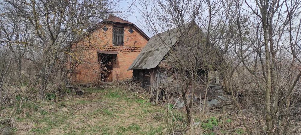 Продам земельну ділянку з будинком в с. Скраглівка