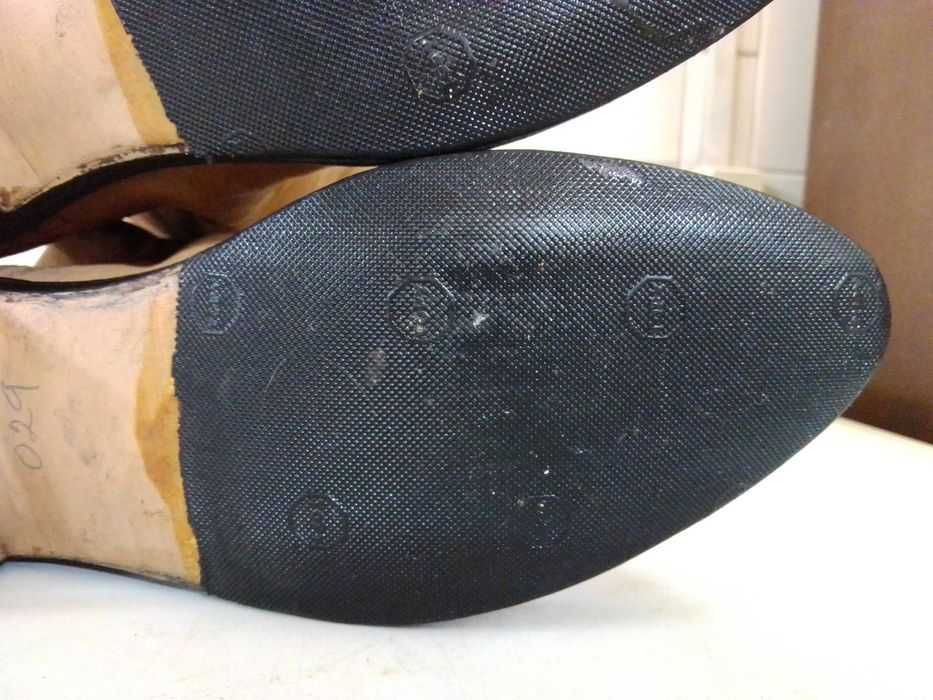 Botas artesanais feitas a mão como novas