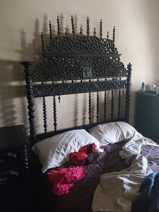 Cama antiga em pau preto - cabeceira entalhada