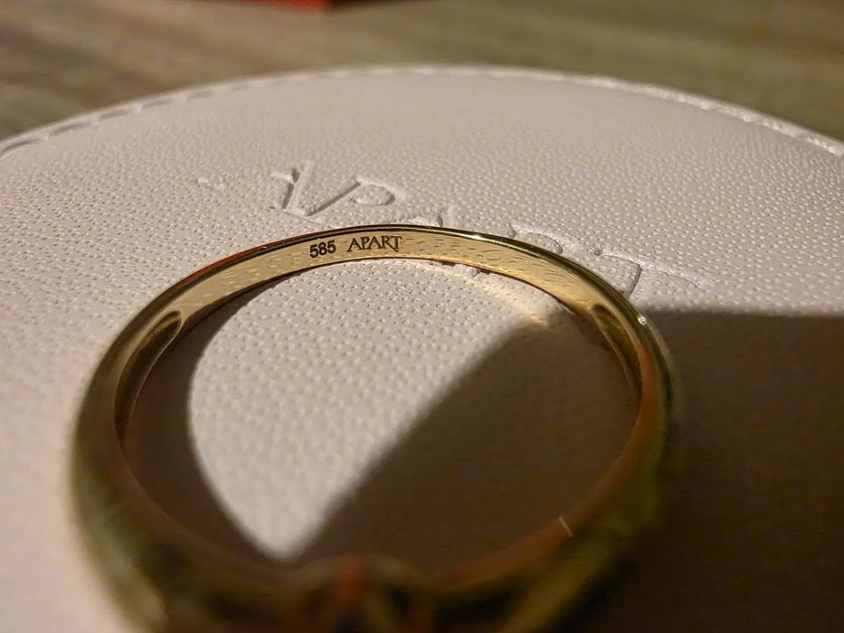 Złoty pierścionek z cyrkonią Apart