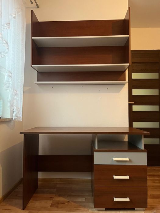 Biurko z polka wiszaca