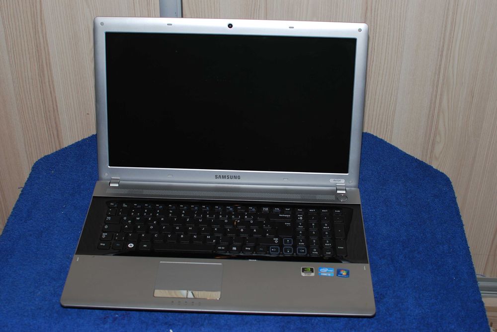 Laptop Samsung i3 17" LED 6GB DDR3 Dysk 600GB grafika 1GB jak nowy