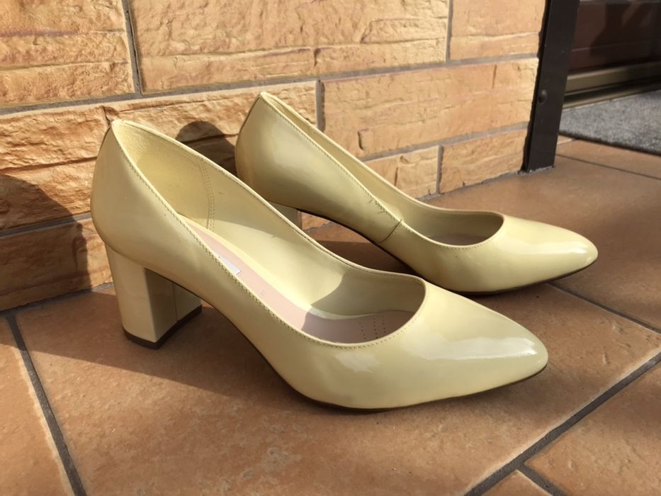 Żółte lakierowane buty czółenka od Clarks w roz 41