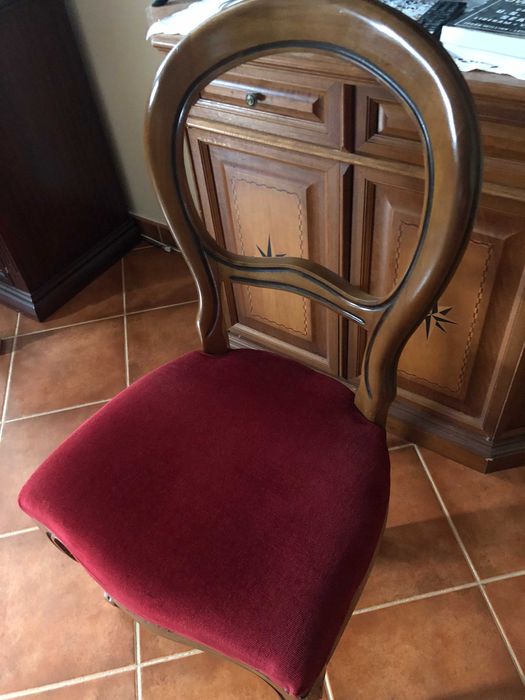 2 cadeiras com assento em bordô