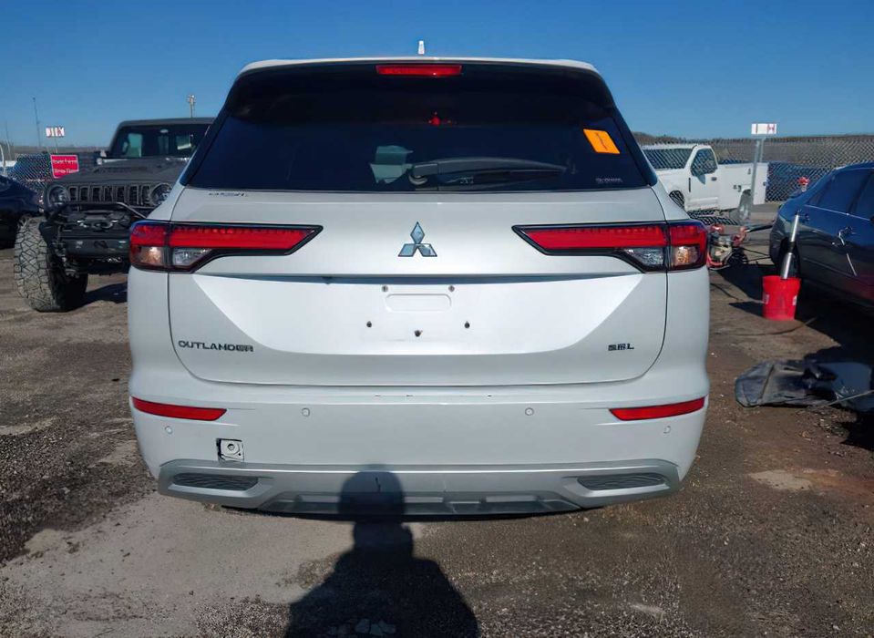 Mitsubishi Outlander SEL      2023