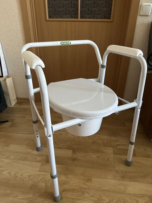 Крісло-туалет складне A8700AA, NOVA
