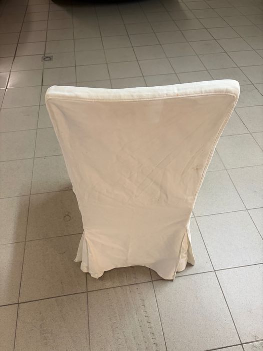 Cadeira com capa amovível em branco.