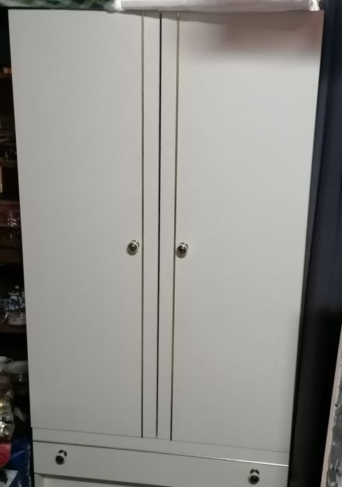 Cómoda, roupeiro e mesinha de cabeceira