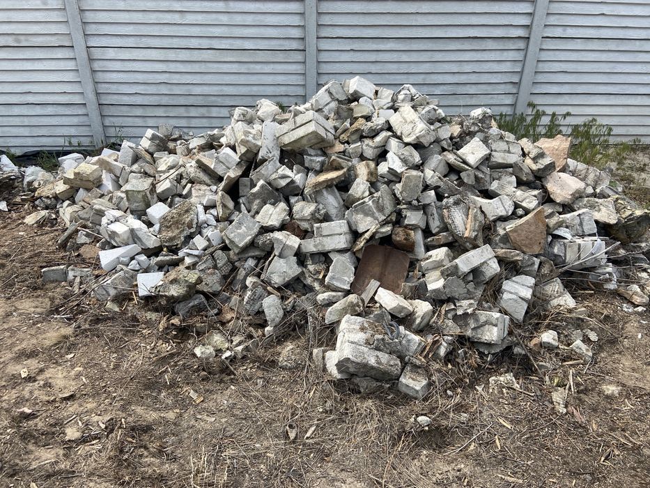 Будівельне сміття , старий кірпіч , підсипка