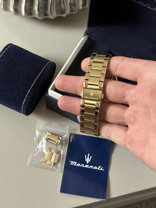 Relogio dourado maserati