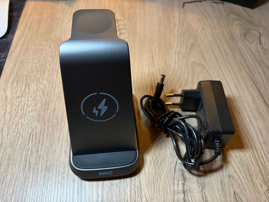 Ładowarka, smatrfon, słuchawki, smartwatch