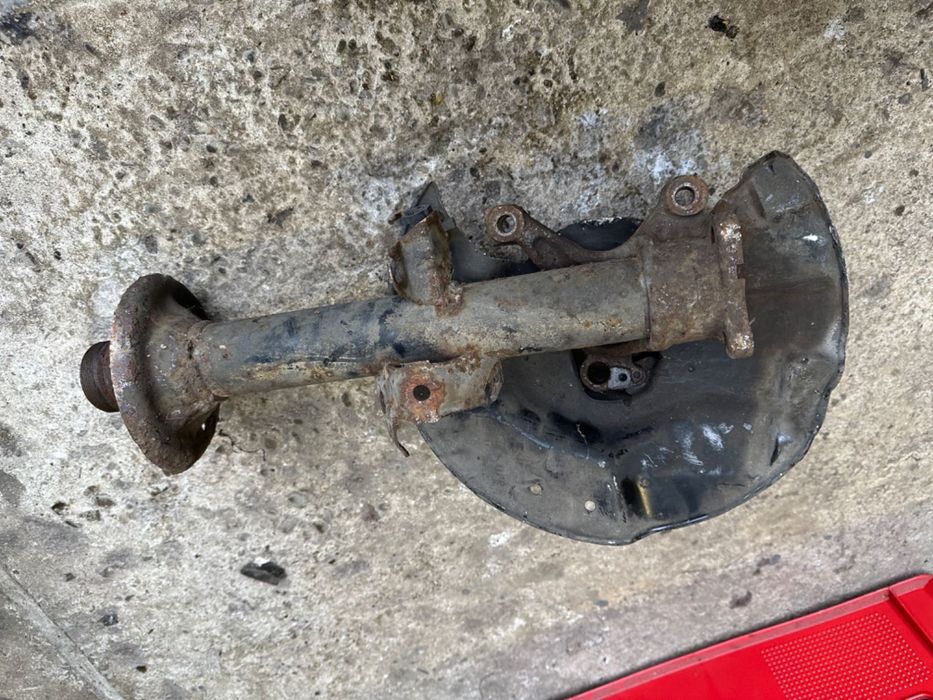 BMW E32 E34 obudowa amortyzator zwrotnica przód LEWA piasta