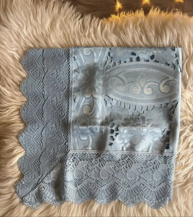 Jasnoniebieski koronkowy obrus 90x90