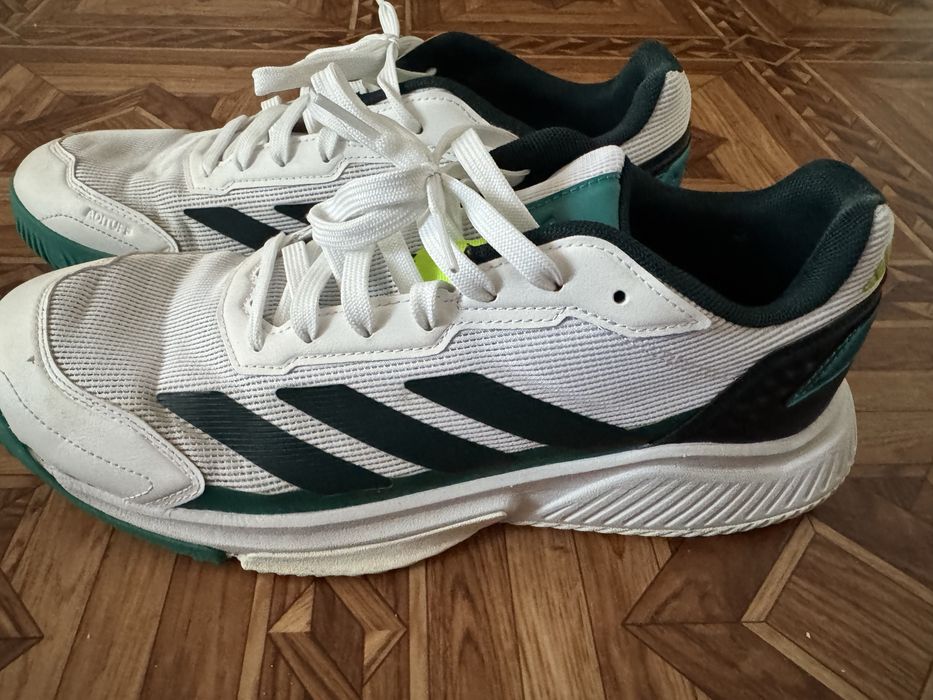 Кросівки adidas для гри в падел і великий теніс
