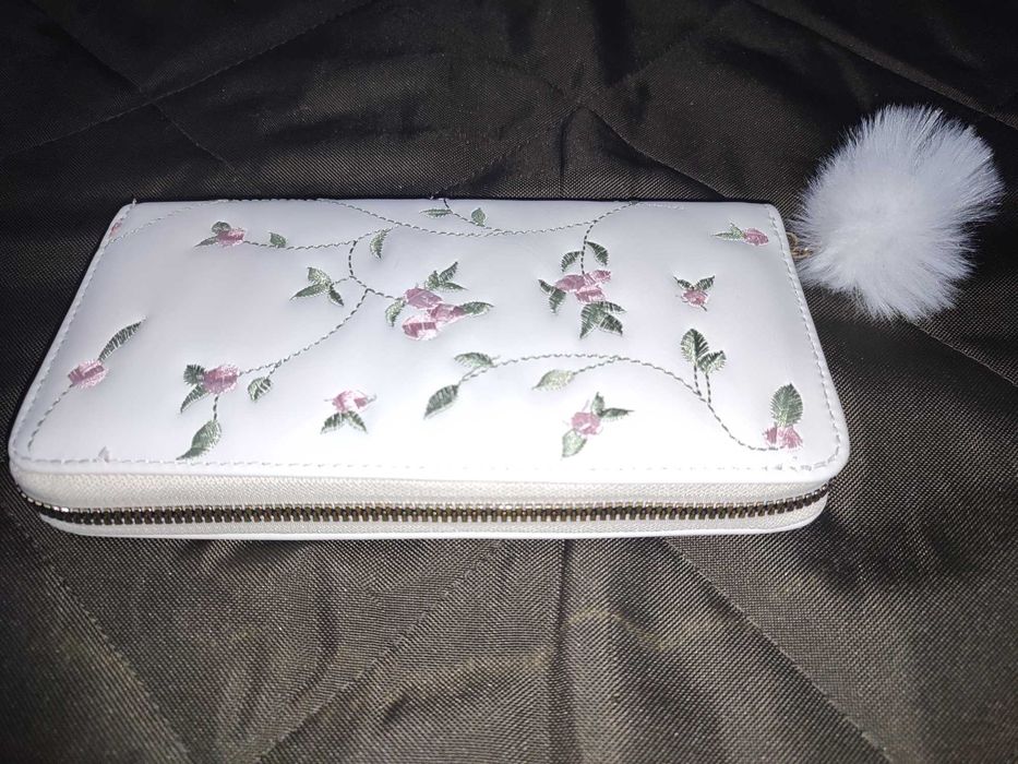 Клатч белый кошелек с цветочной вышивкой.