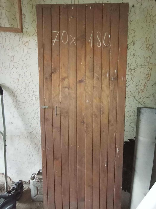 Drzwi drewniane różne.