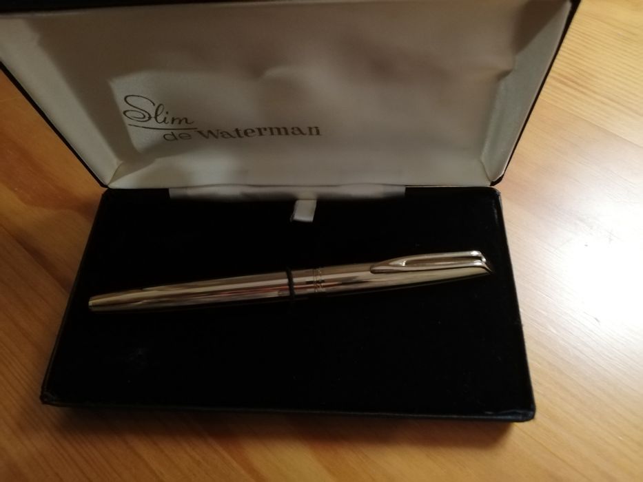 Caneta Waterman Slim, tinta permanente , aparo em ouro.