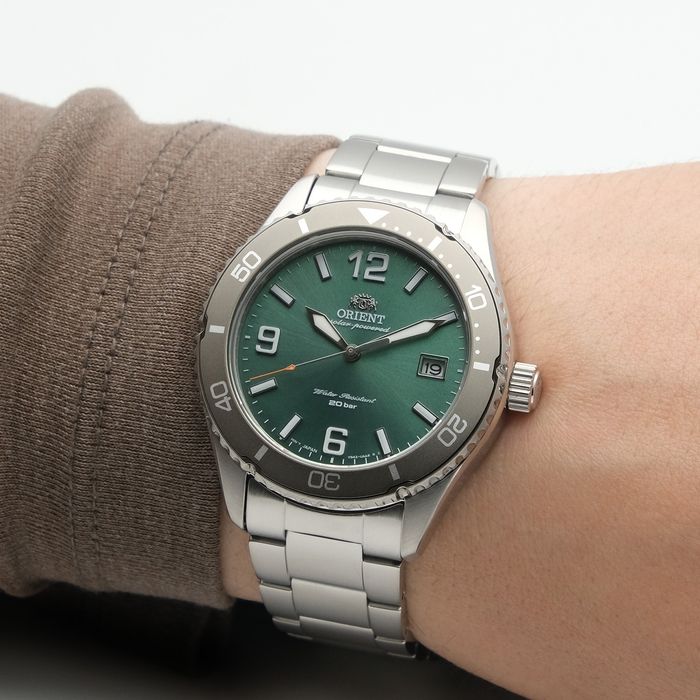 Orient Kamasu SOLAR RA-WJ0001E (39.9 mm) 200 m. WR, safira