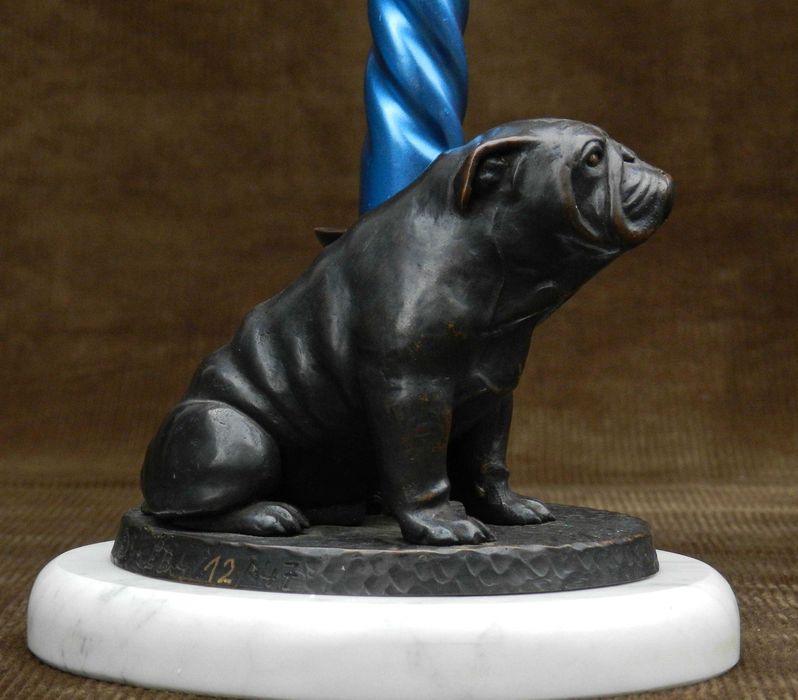 Świecznik bulldog angielski, brąz na białym marmurze.