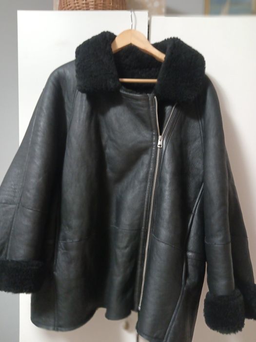 Czarny bardzo ciepły kożuch zapinany asymetrycz.na zamek duży R 48-50