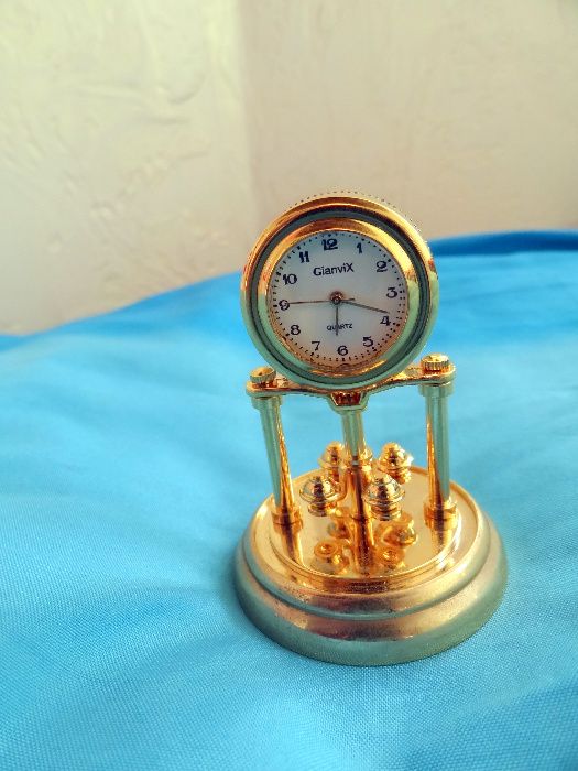 Часы настольные GianviX под золото, Хороший подарок. Годинник  на стіл