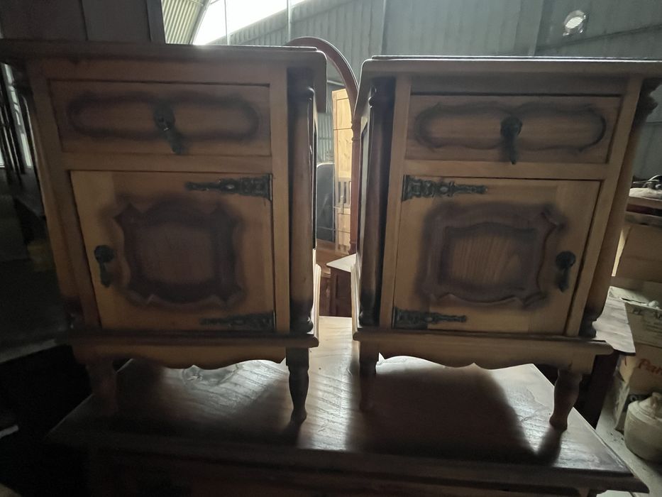 Conjunto de quarto vintage – Cómoda + 2 Mesas de Cabeceira em madeira