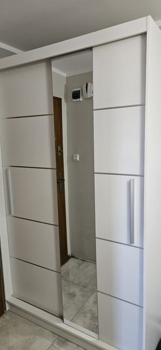 Sprzedam białą szafę z przesuwnymi drzwiami