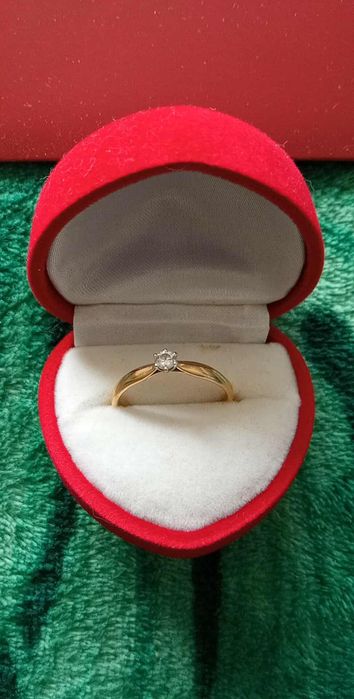 Złoty pierścionek z brylantem