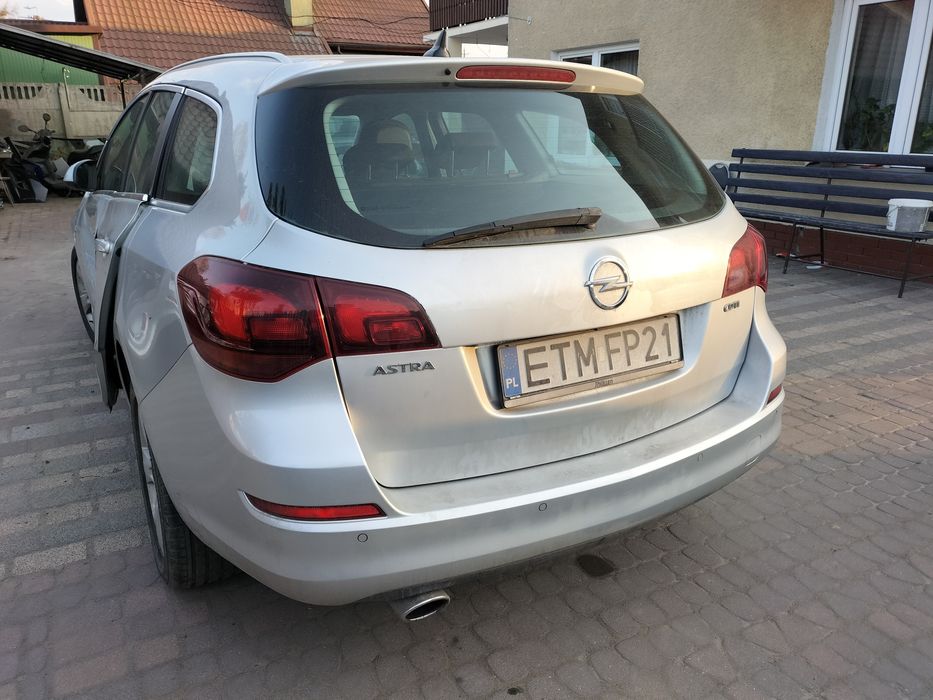 Opel Astra Pali jezdzi W całosci lub Czesci