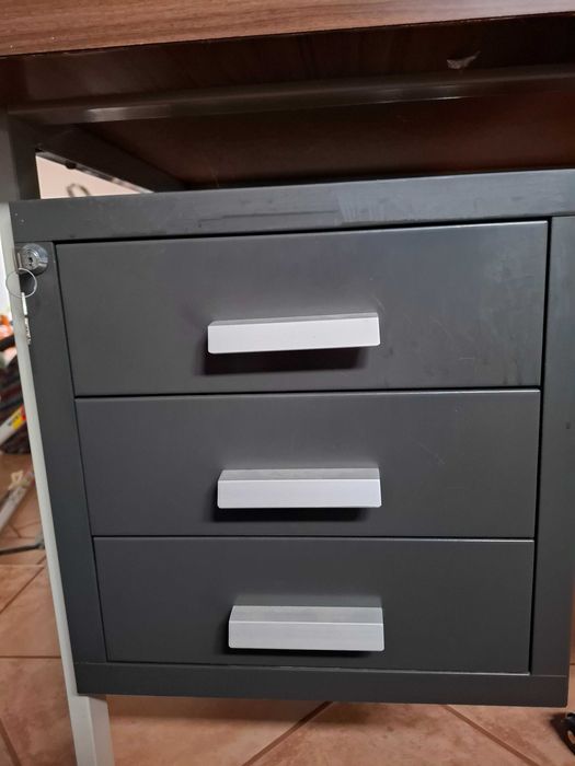 Secretária e cadeira de escritório