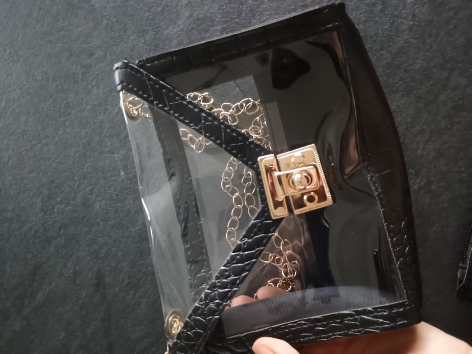 Czarna mała torebka na złotym łańcuszku