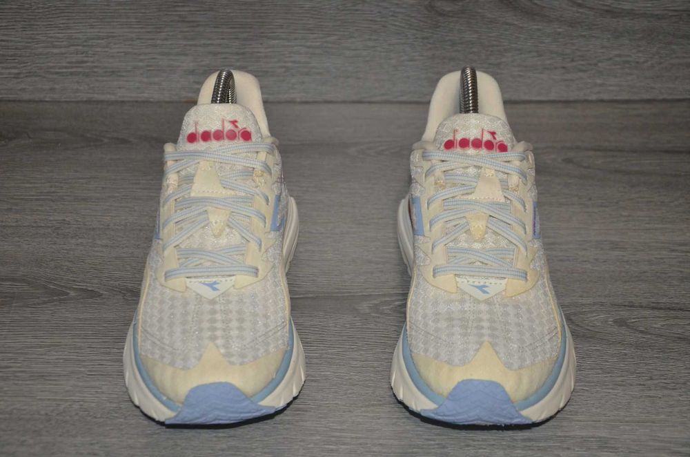Продам кросівки Фірма DIADORA .