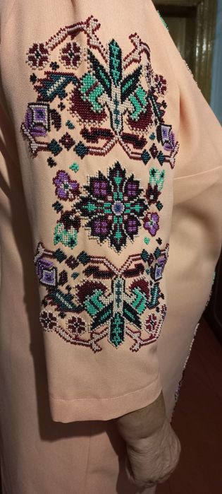 Вишита сукня жіноча