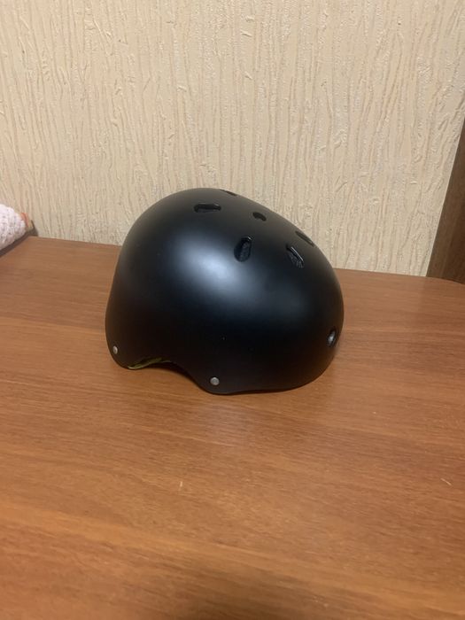 Шолом спортивний б/у , одягався декілька разів