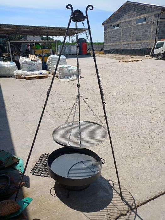 Grill ogrodowy z rusztem wiszącym