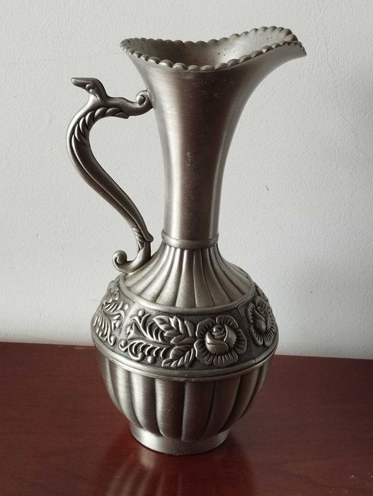 Jarro Ornamentado em Estanho