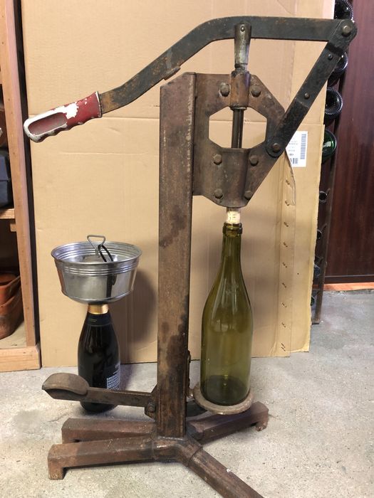 Engarrafador de vinho antigo