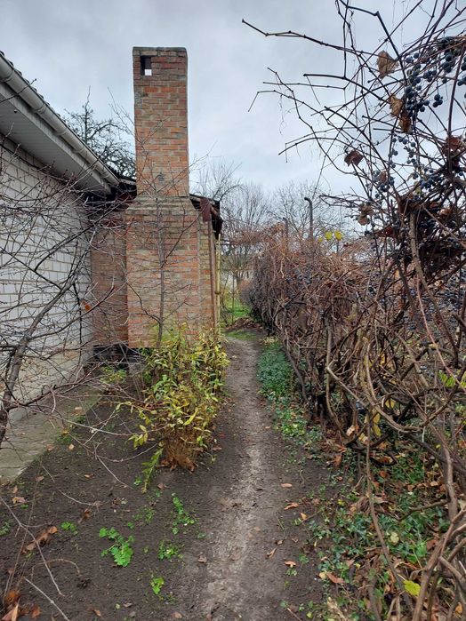 Продається 1/2 будинку.