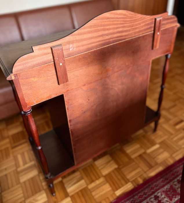 Consola em madeira de carvalho, com detalhes