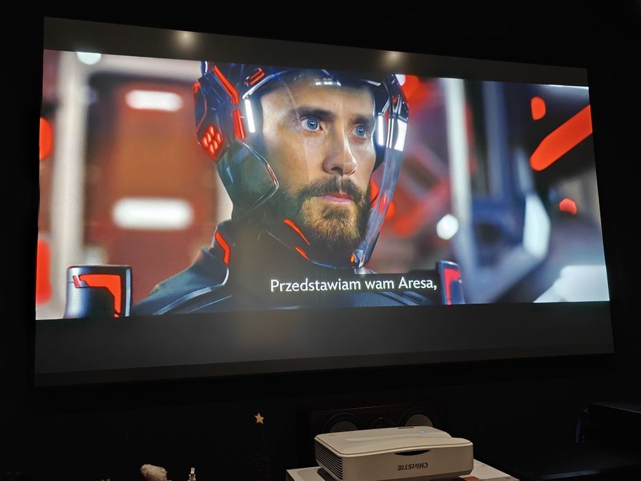 Projektor laserowy Christie  DHD400S ultra krótkiego rzutu. Tylko 300h