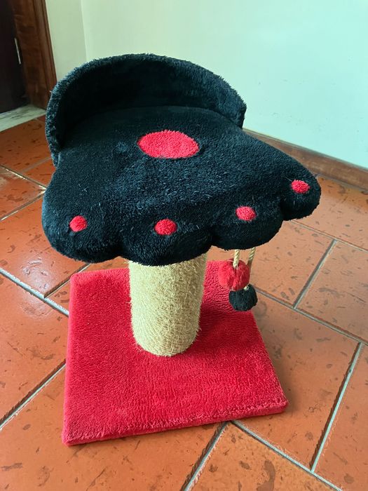 Arranhador de tronco grosso e com descanso revestido