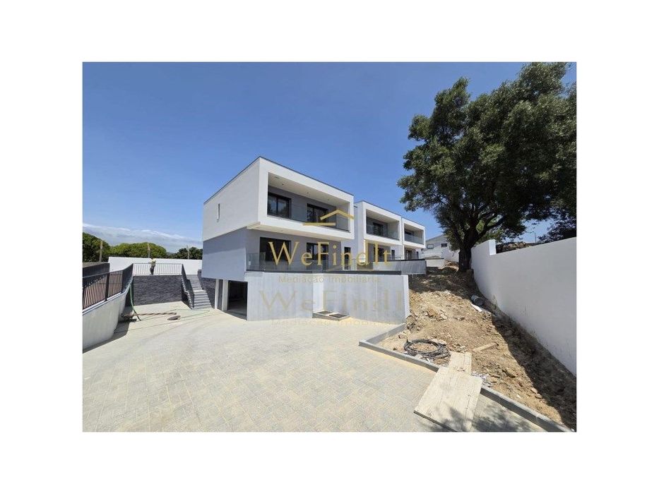 T4 Detached House for Sale in Cascais