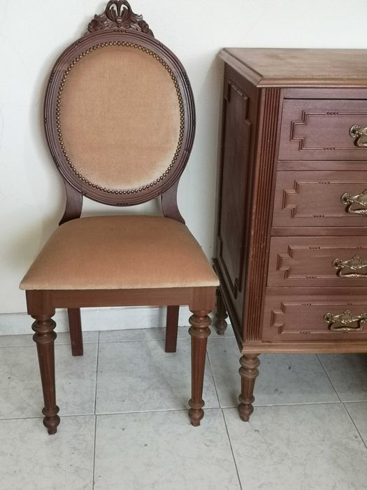 Mobília de quarto (cama, cómoda, mesas de cabeceira e cadeira)