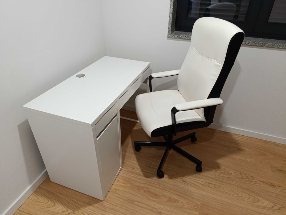 Secretária IKEa + cadeira branca IKEA
