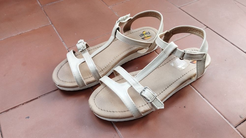 Sandálias Brancas Fungi tamanho 34