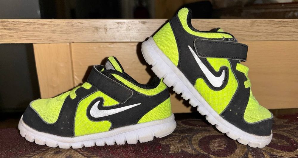 Дитячі кросівки.