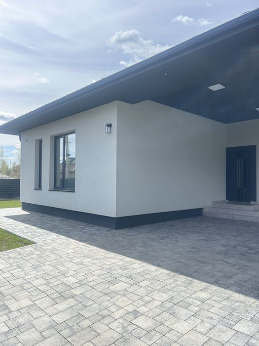 Продаж сучасного будинку в передмісті Рівного.