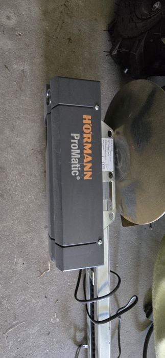 Portão seccionado Hormann com porta de homem e motor com comando