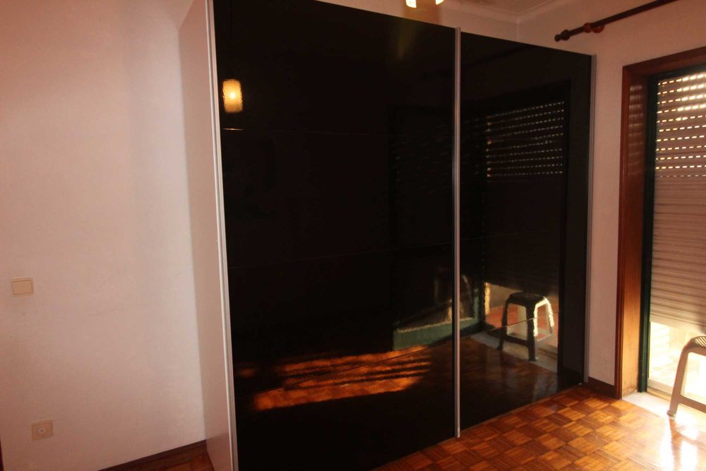 Roupeiro com muita arrumação